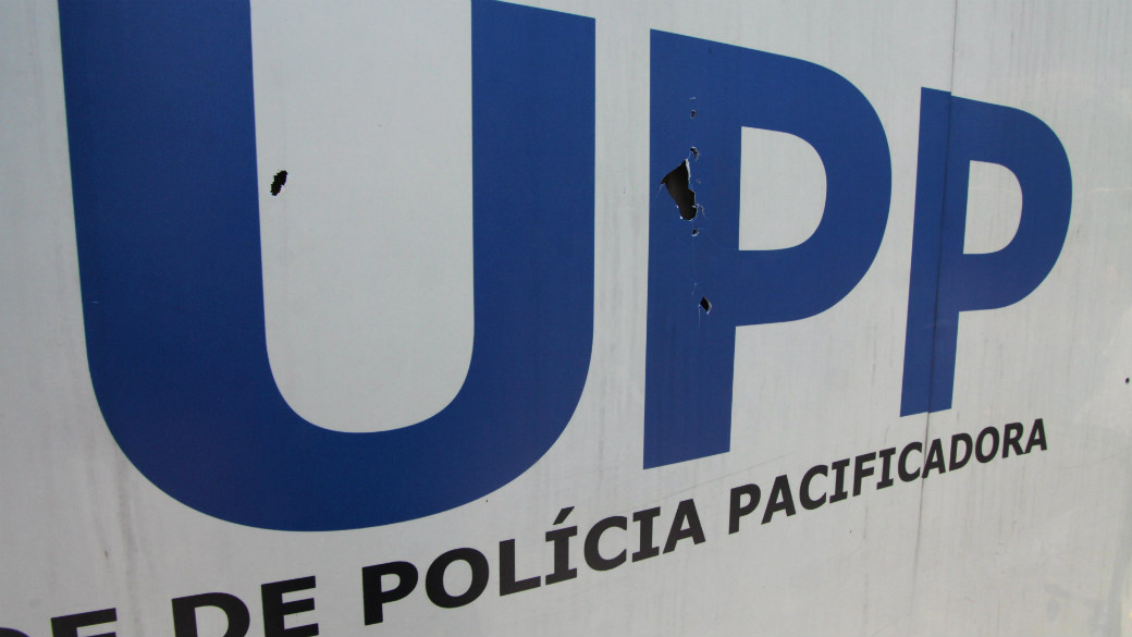 Marcas de tiros na UPP da favela Parque Proletário, no Complexo da Penha
