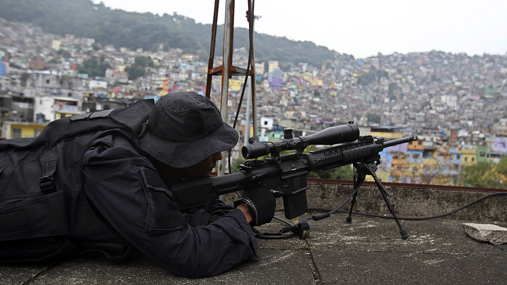 Policiais monitoram do alto região da Favela da Rocinha