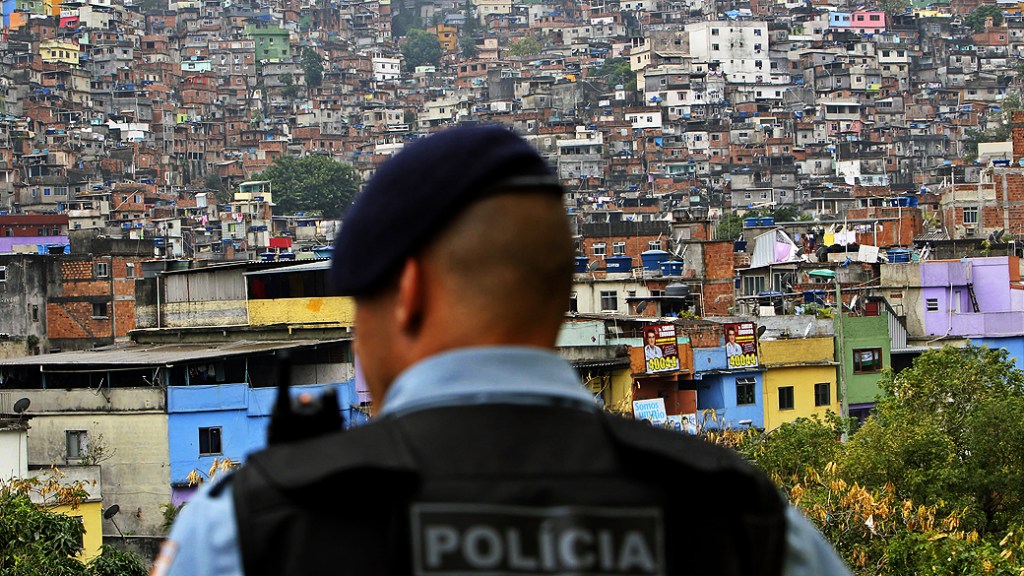 Policial da UPP da Rocinha