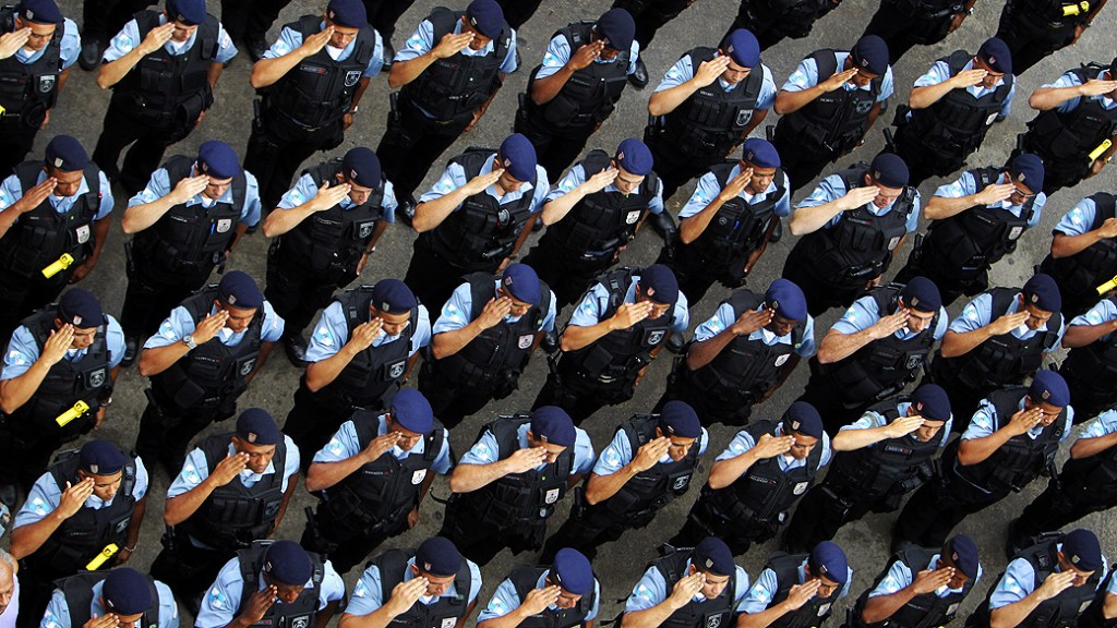Policiais se reúnem nesta quinta-feira para a inauguração da UPP na favela da Rocinha, no Rio de Janeiro