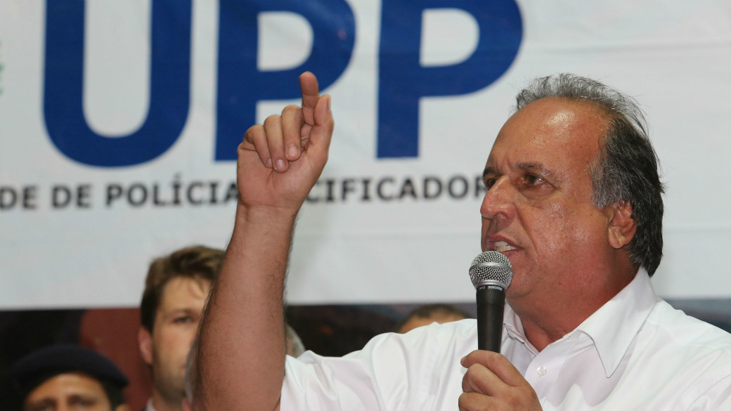 Pezão na inauguração da UPP da Vila Kennedy