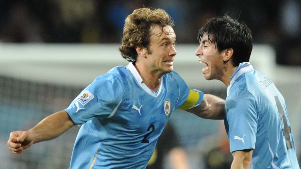 Lugano (à esq) comemora gol na partida entre Uruguai e Alemanha pela disputa dos terceiro e quarto lugares da Copa de2010, na África do Sul