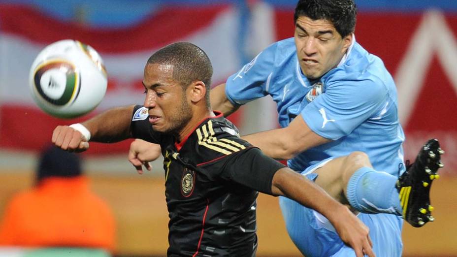 Lance entre Luis Suarez e Dennis Aogo durante partida entre Uruguai e Alemanha pela disputa dos terceiro e quarto lugares da Copa do Mundo da África do Sul