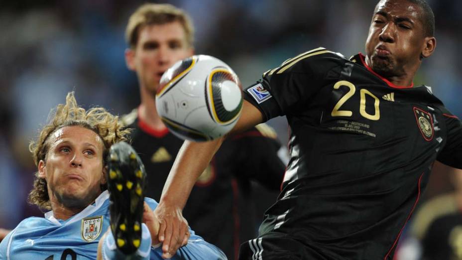 Lance entre Diego Forlan e Jerome Boateng durante partida entre Uruguai e Alemanha pela disputa dos terceiro e quarto lugares da Copa do Mundo da África do Sul