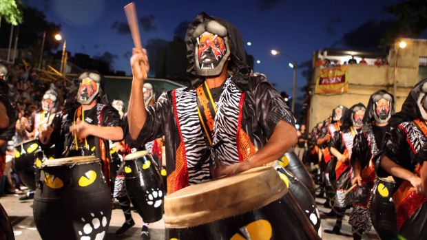 Um grupo de candomblé participa do desfile de Llamadas, o espetáculo mais popular do Carnaval do Uruguai, em Montevidéu - 09/02/2012