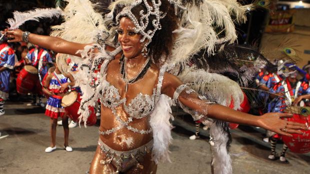 Mulher participa do desfile de Llamadas, o espetáculo mais popular do Carnaval do Uruguai, em Montevidéu - 09/02/2012<br>   