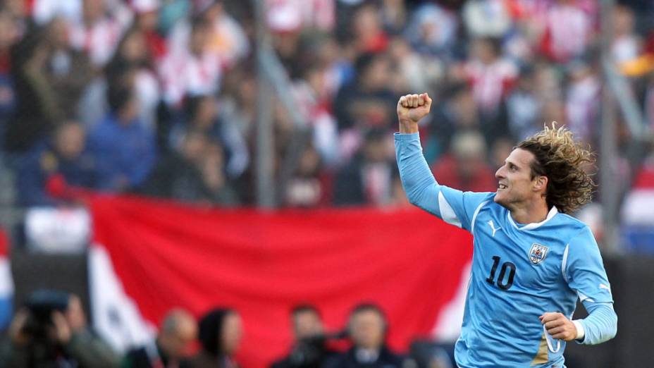 Diego Fórlan, do Uruguai, comemora o segundo gol contra o Paraguai, na final da Copa América - 24/07/2011