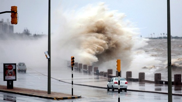 Um forte temporal atinge o sul do Uruguai, incluindo a capital, Montevidéu, nesta terça-feira. A rambla da cidade, às margens do rio da Prata, foi invadida pelas ondas
