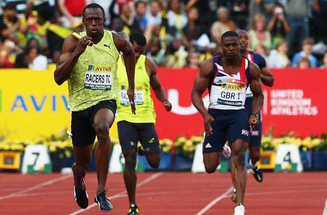 À esquerda, no revezamento 4x100 m do Grand Prix de Londres, em julho de 2009. (Getty Images).