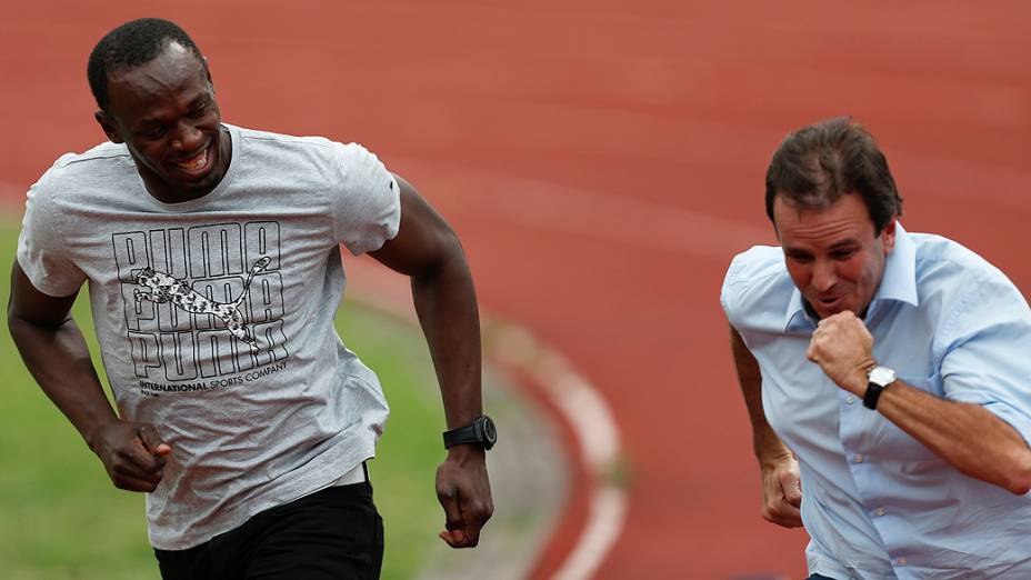 Eduardo Paes corre ao lado do medalhista olímpico Usain Bolt, na Vila Olímpica do Mato Alto, em Jacarepaguá