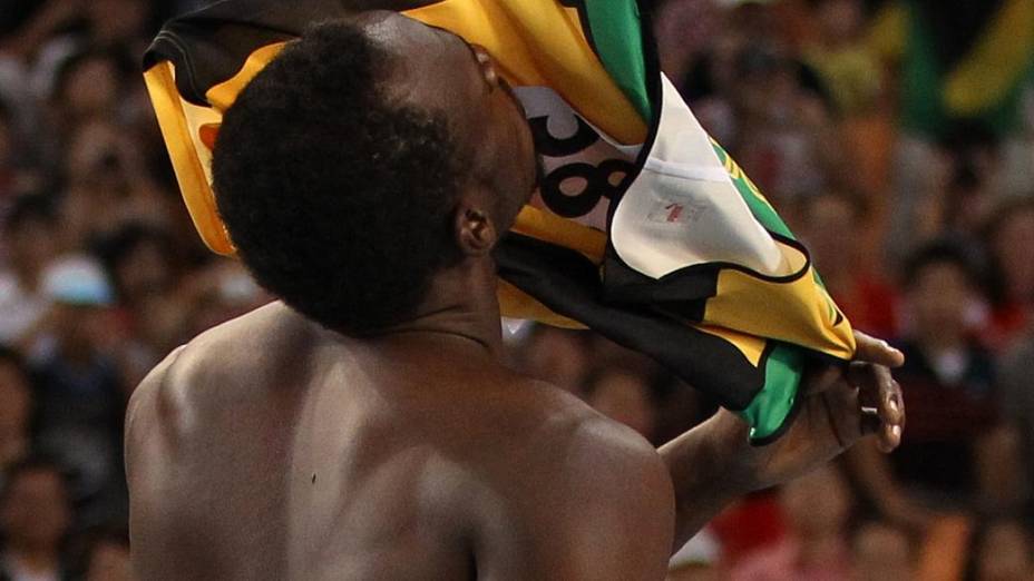 O jamaicano Usain Bolt tira a camisa depois de ser desclassificado da final dos 100 metros rasos no Mundial de Atletismo em Daegu, na Coreia do Sul