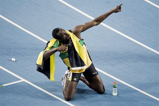 Usain Bolt faz brincadeiras com a torcida