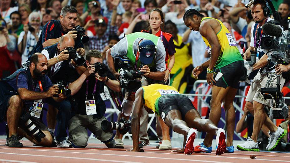 Usain Bolt comemora após vencer a final dos 200m em Londres