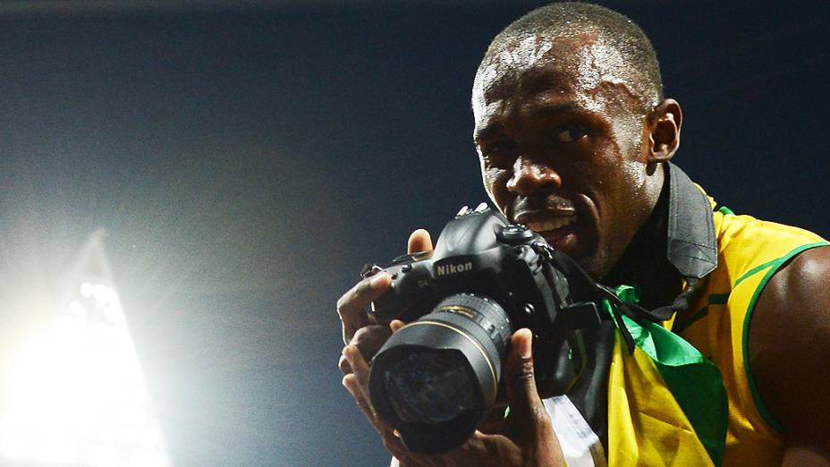 Usain Bolt brinca com os fotógrafos depois de vencer os 200 m em Londres