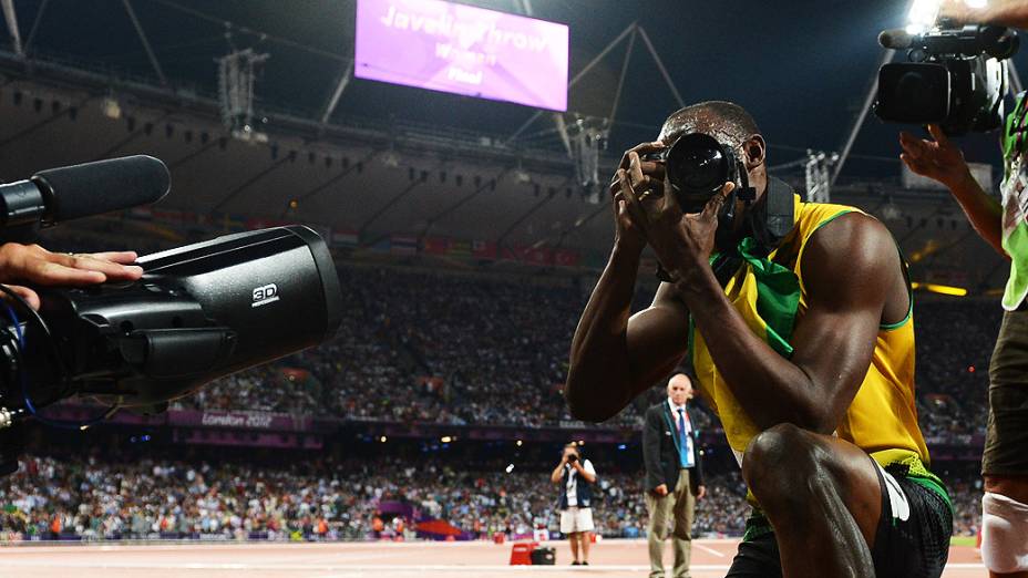 Usain Bolt "rouba" máquina de fotógrafos na comemoração do bicampeonato olímpico dos 200 m, em Londres