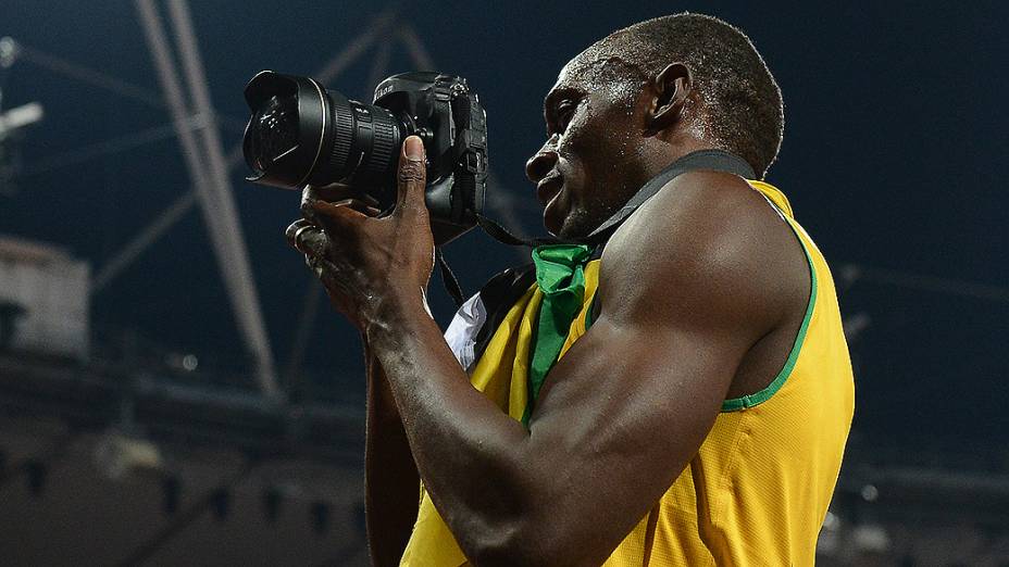 Usain Bolt "rouba" máquina de fotógrafos na comemoração do bicampeonato olímpico dos 200 m, em Londres