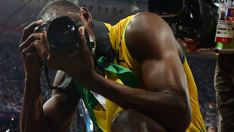 O jamaicano Usain Bolt registrou o momento com a câmera de um fotógrafo