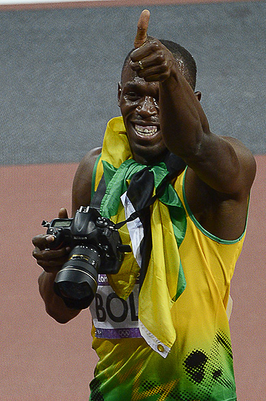 Bolt tira foto com câmera de fotógrafo após a conquista dos 200 m rasos, em Londres