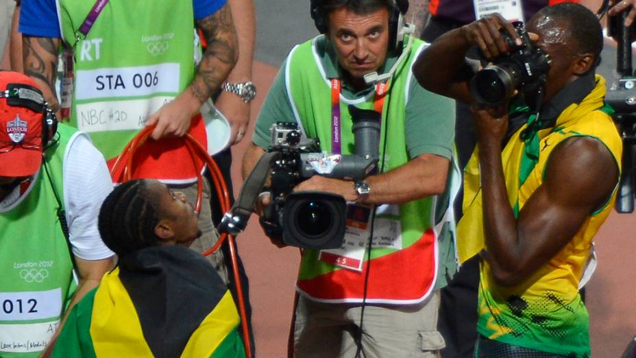 O jamaicano Usain Bolt registrou o momento com a câmera de um fotógrafo