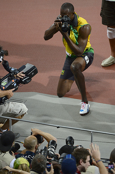 Usain Bolt brinca com os fotógrafos depois de vencer os 200 m em Londres