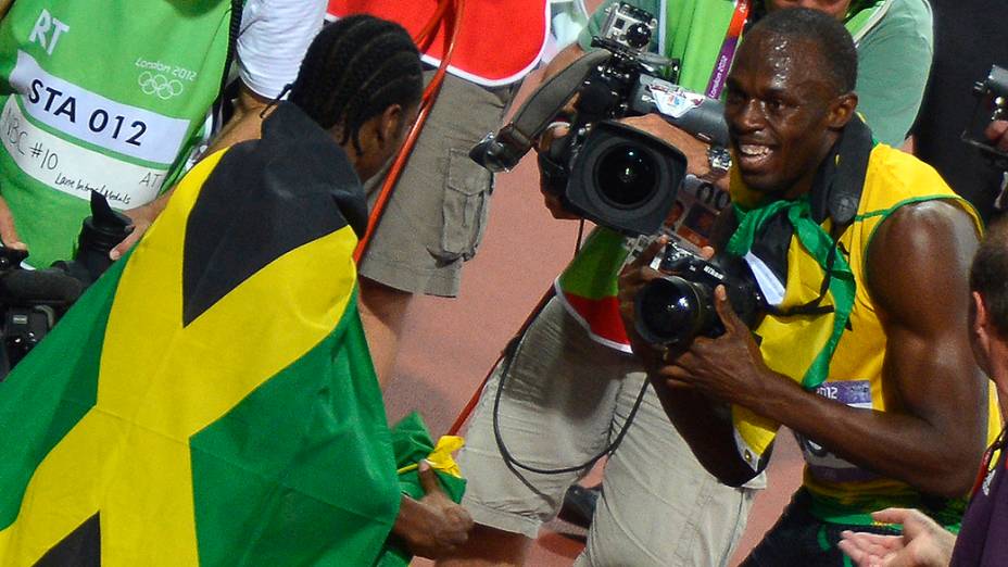 O jamaicano Usain Bolt registrou o momento com a câmera de um fotógrafo