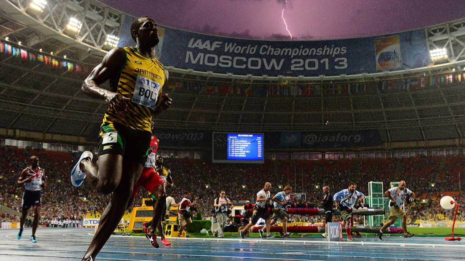 O velocista jamaicano Usain Bolt logo após cruzar a linha de chegada dos 100 m rasos do Mundial de Atletismo, no exato momento em que um raio (bolt, em inglês) caiu sobre o Estádio Luzhniki