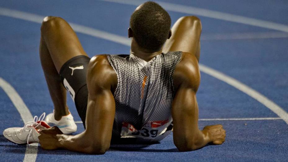 Usain Bolt foi derrotado por Yohan Blake na seletiva jamaicana para a Olimpíada, mas estará em Londres 2012