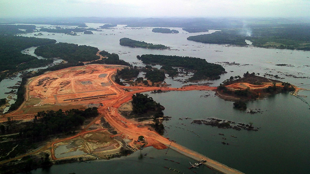 Vista aérea da construção da barragem de Belo Monte, próximo de Altamira, Pará