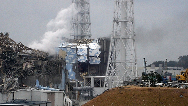Reatores 3 (esquerda) e 4 da usina de Fukushima: dano em vaso de contenção pode liberar partículas radioativas na atmosfera.