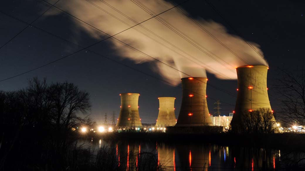 Usina nuclear de Three Mile Island produzindo energia na cidade americana da Pennsylvania. A usina foi cenário do pior acidente nuclear dos Estados Unidos em 1979
