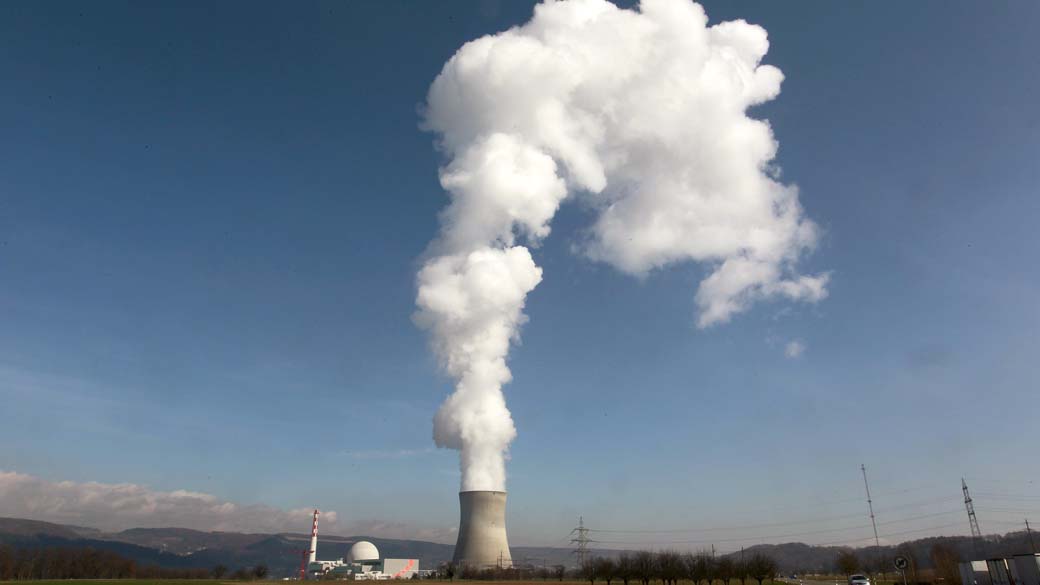 Usina Nuclear na cidade de Leibstadt, Suíça. O país suspendeu a aprovação de três novas usinas nucleares para os padrões de segurança serem revistos após o acidente no Japão