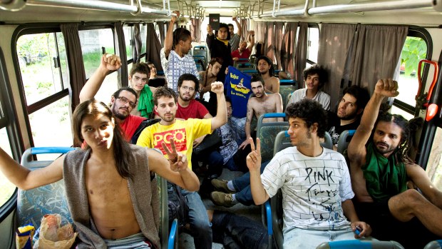 Estudantes detidos durante a reintegração de posse da Reitoria da USP dentro de ônibus da PM estacionado no 91º DP