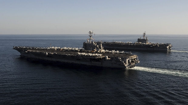 O porta-aviões USS John C. Stennis (à frente) foi aconselhado por general iraniano a não voltar ao Golfo Pérsico