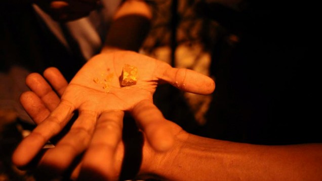 Usuário mostra pedra de crack no centro velho de Salvador