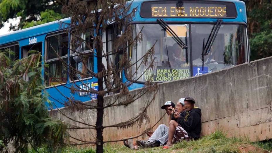 Usuários de crack fumam durante o dia no centro de Belo Horizonte