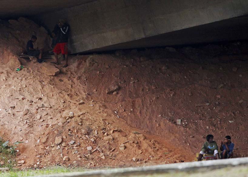 Viciados fumam crack embaixo de viaduto em Belo Horizonte