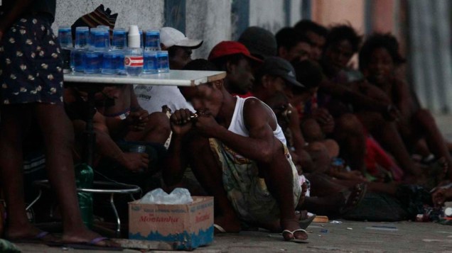 Pessoas fumam crack reunidas no bairro Jacaré no Rio de Janeiro