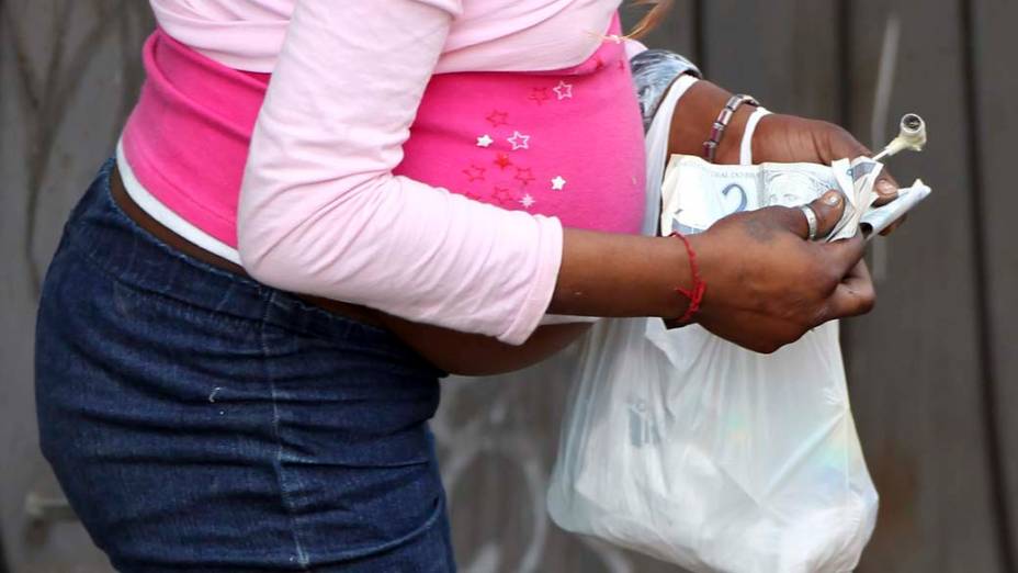 Traficante grávida conta dinheiro na rua em São Paulo