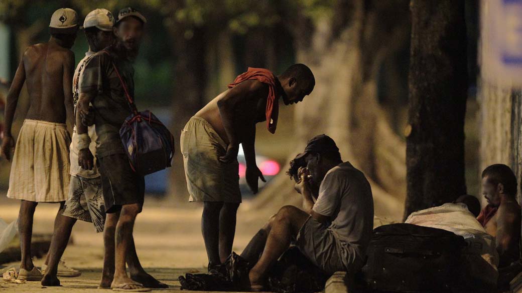 Homens fumam crack no bairro Glória no Rio de Janeiro