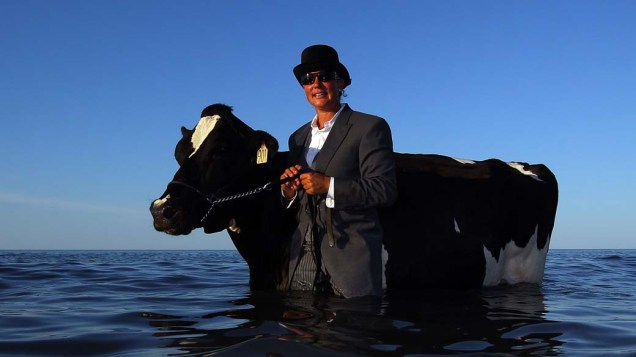 Vaca é fotografada na Abby Beach, Austrália. O retrato faz parte do trabalho chamado “Esculturas Surrealistas” do artista Andrew Baines