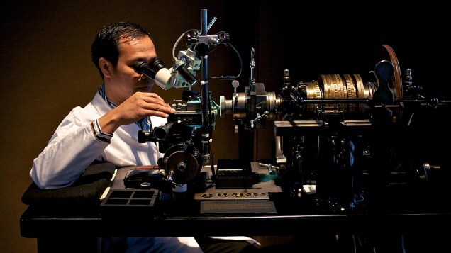Um técnico é fotografado durante a montagem de um relógio Vacheron Constanin