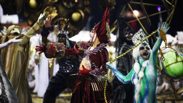 Com o enredo "Simplesmente Elis – A fábula de uma voz na transversal do tempo", em homenagem à cantora Elis Regina, a escola de samba Vai-Vai foi eleita campeã do Carnaval 2015 em São Paulo
