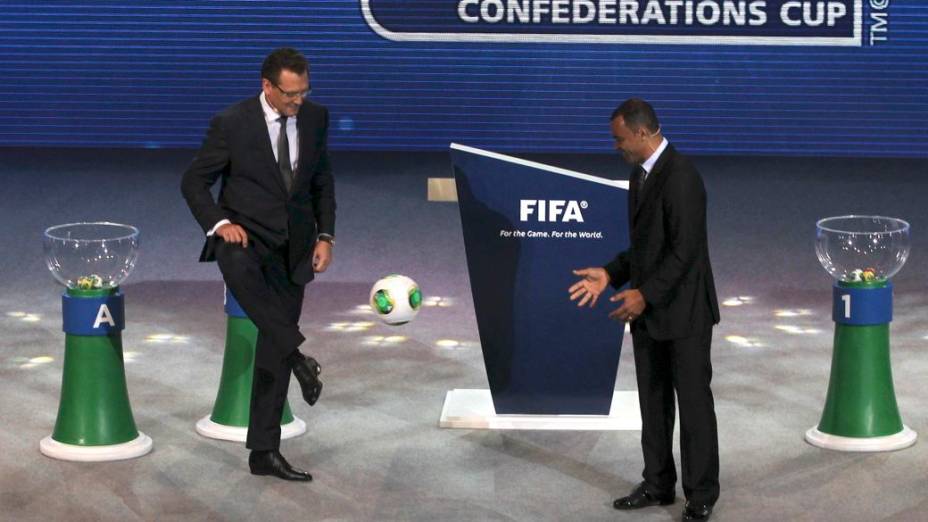 O secretário-geral da Fifa, Jérôme Valcke, brinca com Cafu na apresentação da bola oficial da Copa das Confederações, no sorteio dos grupos do torneio, em São Paulo