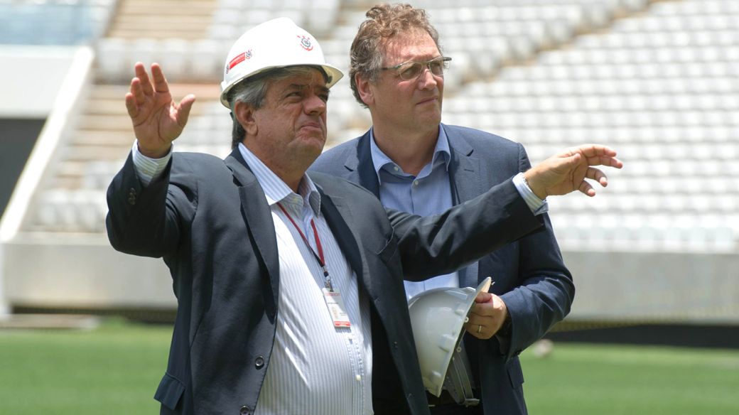 O secretário-geral da Fifa, Jérôme Valcke, em sua última visita às obras do Itaquerão, em São Paulo