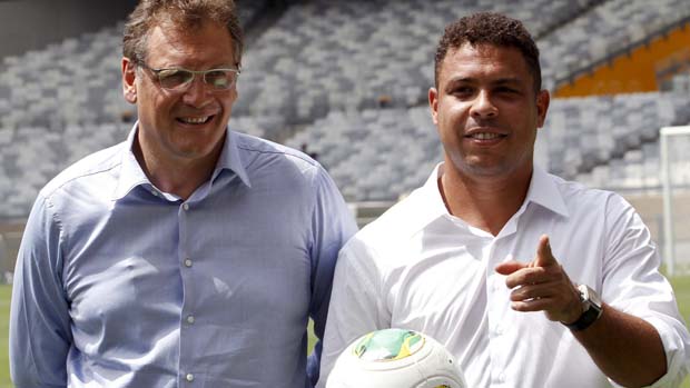 O secretário da Fifa, Jerome Valcke, e Ronaldo no estádio Mineirão