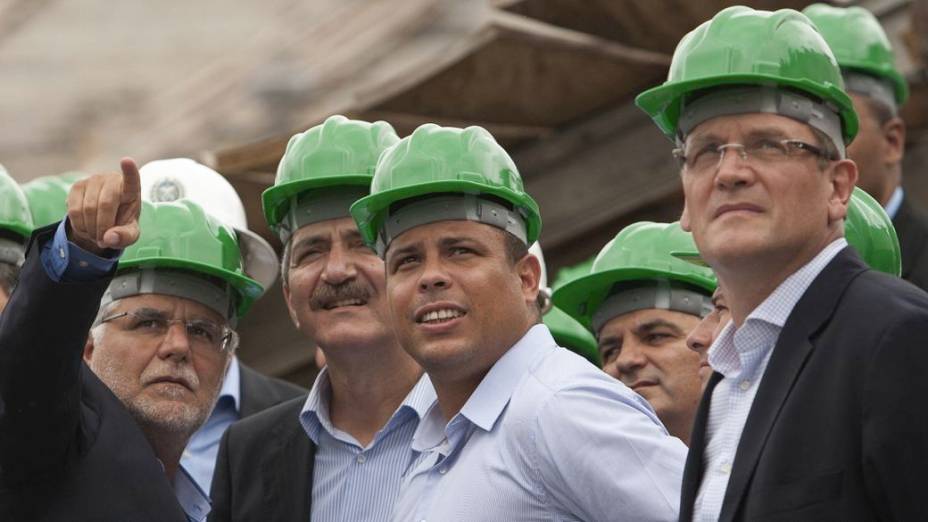 Jérôme Valcke (à dir.) e Ronaldo visitam as obras do Maracanã