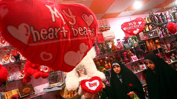 Valentine's Day: na Arábia Saudita, presentes s[o são comprados de forma clandestina