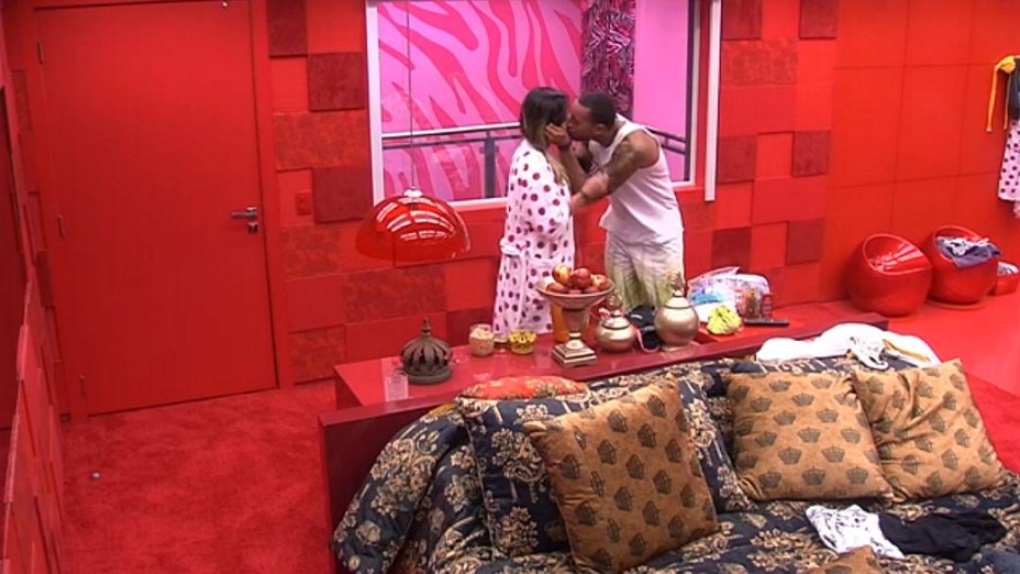 Valter dá selinho em Letícia no BBB14
