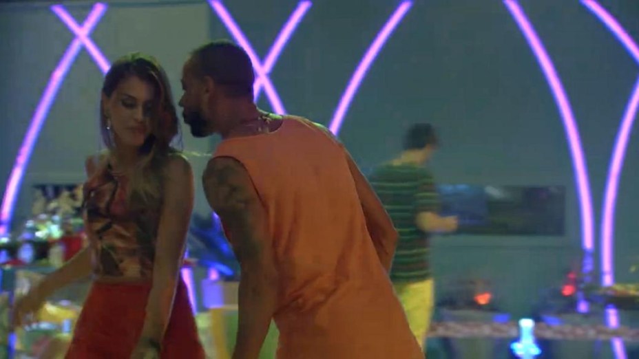 Valter dança com Angela no BBB14