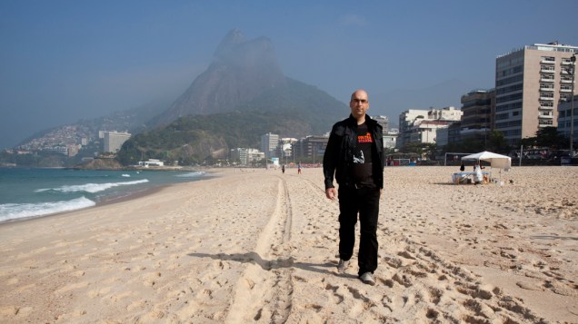 O escritor Valter Hugo Mãe na praia do Leblon, Rio de Janeiro